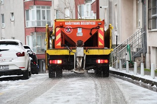 KÂĞITHANE’DE KARLA MÜCADELE ÇALIŞMALARI ARALIKSIZ SÜRÜYOR